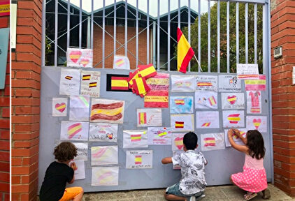 Banderas de España en la puerta del colegio |  Dolça Catalunya