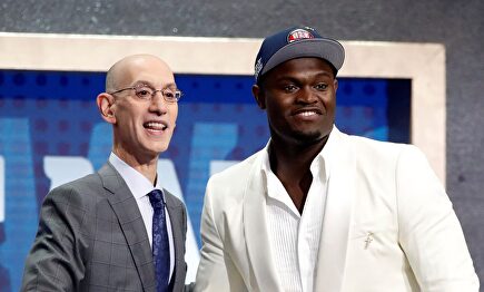 Zion Williamson (d), junto al comisionado de la NBA, Adam Silver. |  EFE
