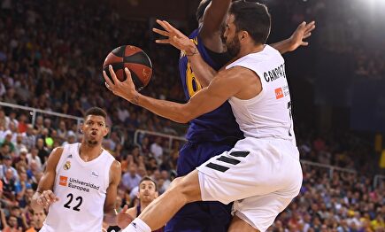 Campazzo asiste a Tavares ante la oposición de Singleton |  ACB Photo / D. Grau