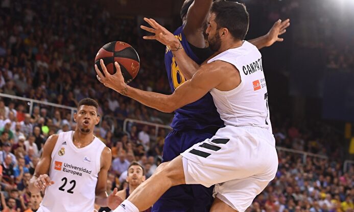 Campazzo asiste a Tavares ante la oposición de Singleton |  ACB Photo / D. Grau