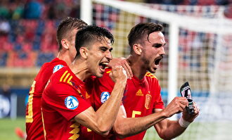 Jugadores de la selección celebrando el gol de Fabián |  EFE