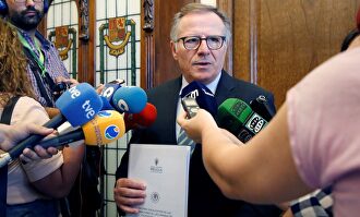 El presidente de Melilla, Eduardo de Castro, atiende a los medios. |  EFE