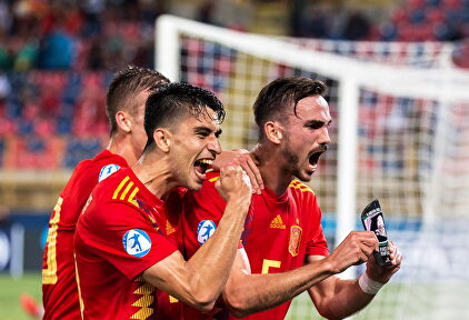 Jugadores de la selección celebrando el gol de Fabián |  EFE