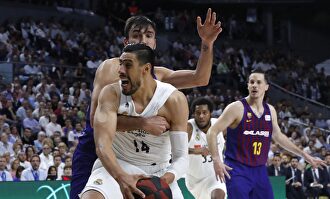 Gustavo Ayón pelea con Ante Tomic en el poste. |  EFE