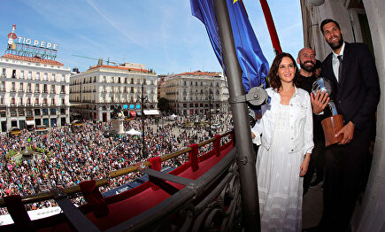 Díaz Ayuso y Felipe Reyes en la celebración del título de la liga ACB. |  EFE
