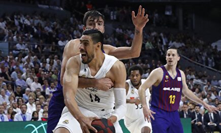 Gustavo Ayón pelea con Ante Tomic en el poste. |  EFE