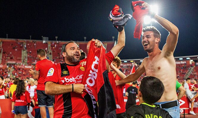 Aficionados celebrando |  EFE