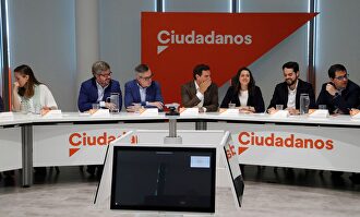 Albert Rivera rodeado de la plana mayor de Cs |  EFE