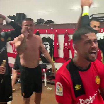 Locura absoluta en el vestuario del Mallorca tras el ascenso a Primera 