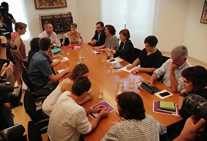 Reunión en el Parlamento navarro |  Europa Press