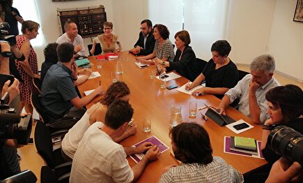Reunión en el Parlamento navarro |  Europa Press