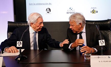 Mario Vargas Llosa y Felipe González se saludan durante el XII Foro Atlántico |  EFE