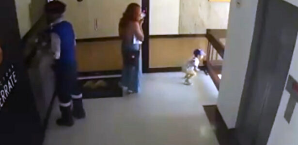 Una madre distraída con el móvil salva en el último segundo a su hijo de caer al vacío