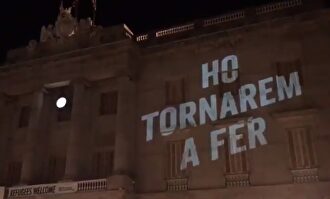 Ómnium proyecta su lema en la fachada del consistorio barcelonés |  Twitter: @ElJudici