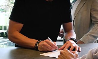 La original bienvenida de Cillessen al Valencia