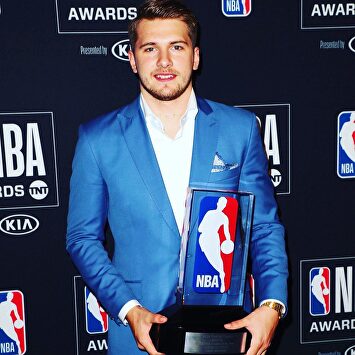 Luka Doncic, con su trofeo como Rookie del año. |  NBA