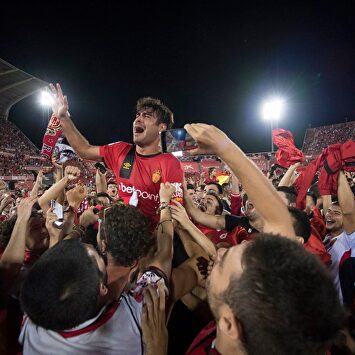 Abdón Prats, celebrando el ascenso del Mallorca sobre el césped de Son Moix. |  Twitter