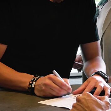 La original bienvenida de Cillessen al Valencia