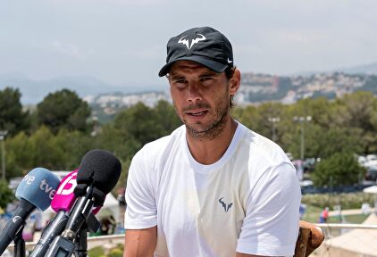 Rafa Nadal atiende a los medios tras entrenar en las pistas de hierba del Country Club de Santa Ponsa, sede del Mallorca Open. |  EFE