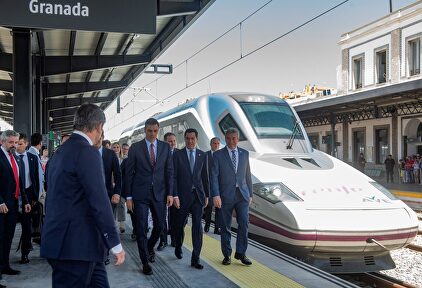 Pedro Sánchez en la estación de Granada tras bajar del tren que luego no utilizó | EFE
