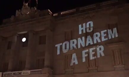 Ómnium proyecta su lema en la fachada del consistorio barcelonés |  Twitter: @ElJudici