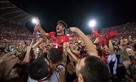 Abdón Prats, celebrando el ascenso del Mallorca sobre el césped de Son Moix. |  Twitter