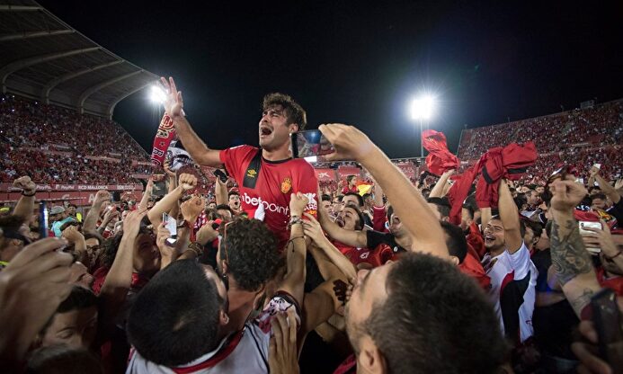 Abdón Prats, celebrando el ascenso del Mallorca sobre el césped de Son Moix. |  Twitter
