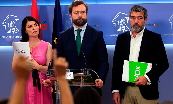 Macarena Olona, Iván Espinosa de los Monteros y Enrique Cabanas durante la rueda de prensa. |  EFE