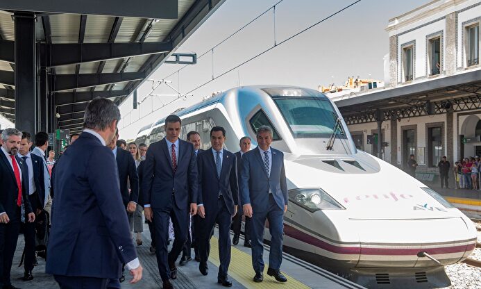 Pedro Sánchez en la estación de Granada tras bajar del tren que luego no utilizó | EFE