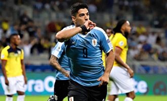 Luis Suárez pide "respetar el reglamento" tras una jugada polémica ante Chile