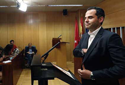 El líder de Ciudadanos en Madrid, Ignacio Aguado, este miércoles en la Asamblea de Vallecas. |  EFE