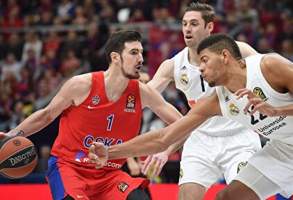 Nando de Colo (1) protege el balón ante Causeur y Tavares en un partido ante el Real Madrid |  Cordon Press