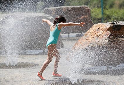 Una niña juega en Zaragoza, donde se sufrirá también la ola de calor | EFE