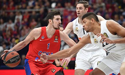 Nando de Colo (1) protege el balón ante Causeur y Tavares en un partido ante el Real Madrid |  Cordon Press