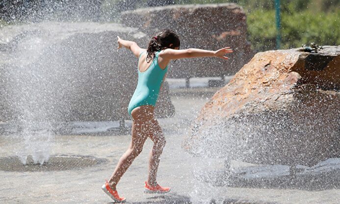 Una niña juega en Zaragoza, donde se sufrirá también la ola de calor | EFE