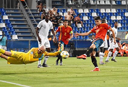 Marc Roca anota el segundo tanto de España. |  EFE