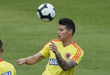 James Rodríguez deshoja la margarita. |  EFE