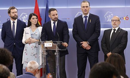 Santiago Abascal con su grupo |  EFE