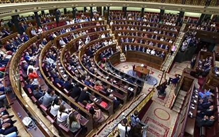 Los socios de Sánchez evitan aplaudir a las víctimas del terrorismo en el homenaje del Congreso