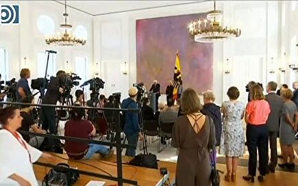 Regresan los temblores de Angela Merkel durante un acto oficial