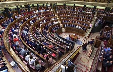 Los socios de Sánchez evitan aplaudir a las víctimas del terrorismo en el homenaje del Congreso