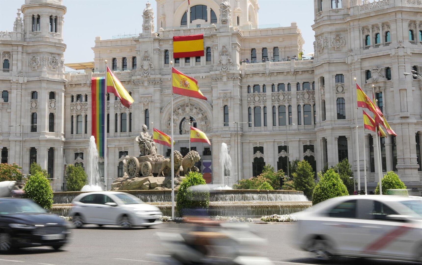 El Ayuntamiento sí ha cedido en la censura parcial de la campaña de banderolas por el Orgullo