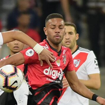 Renan Lodi, en un partido de la Copa Libertadores ante River Plate. |  Cordon Press