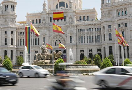 Banderas en la fachada de Cibeles |  Europa Press