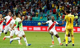 Los jugadores de Perú celebran la clasificación para semifinales de la Copa América. |  EFE