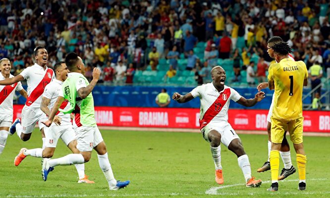 Los jugadores de Perú celebran la clasificación para semifinales de la Copa América. |  EFE