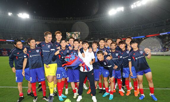 Takefusa Kubo (de blanco) se despide del Tokio. |  J. League