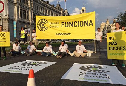 Los activistas de Greenpeace, este lunes, en la calle Alcalá |  Twitter: Greenpeace Madrid