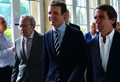 Casado junto a Aznar. |  David Mudarra