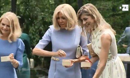 Begoña Gómez y las primeras damas del G-20 dan de comer a los peces